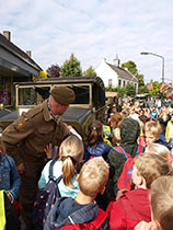 Britse bevrijdingskolonne in Mierlo.